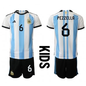 Argentina German Pezzella #6 Replika Babytøj Hjemmebanesæt Børn VM 2022 Kortærmet (+ Korte bukser)
